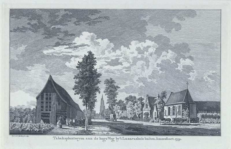 Gezicht op voormalig Lazarushuis met kapel (rechts), met links een tabaksschuur. Gravure van Paulus van Liender uit 1759. (foto vrij van rechten)